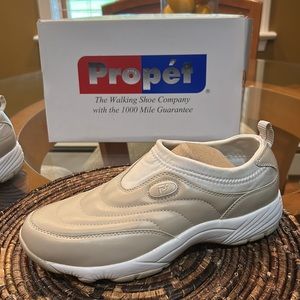 NWT Propet wash and wear slip on walking shoes, size 9.5 M.